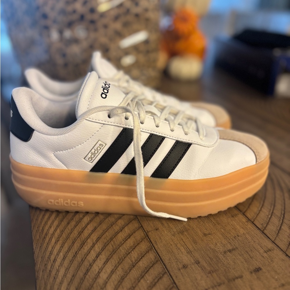 Adidas court bold